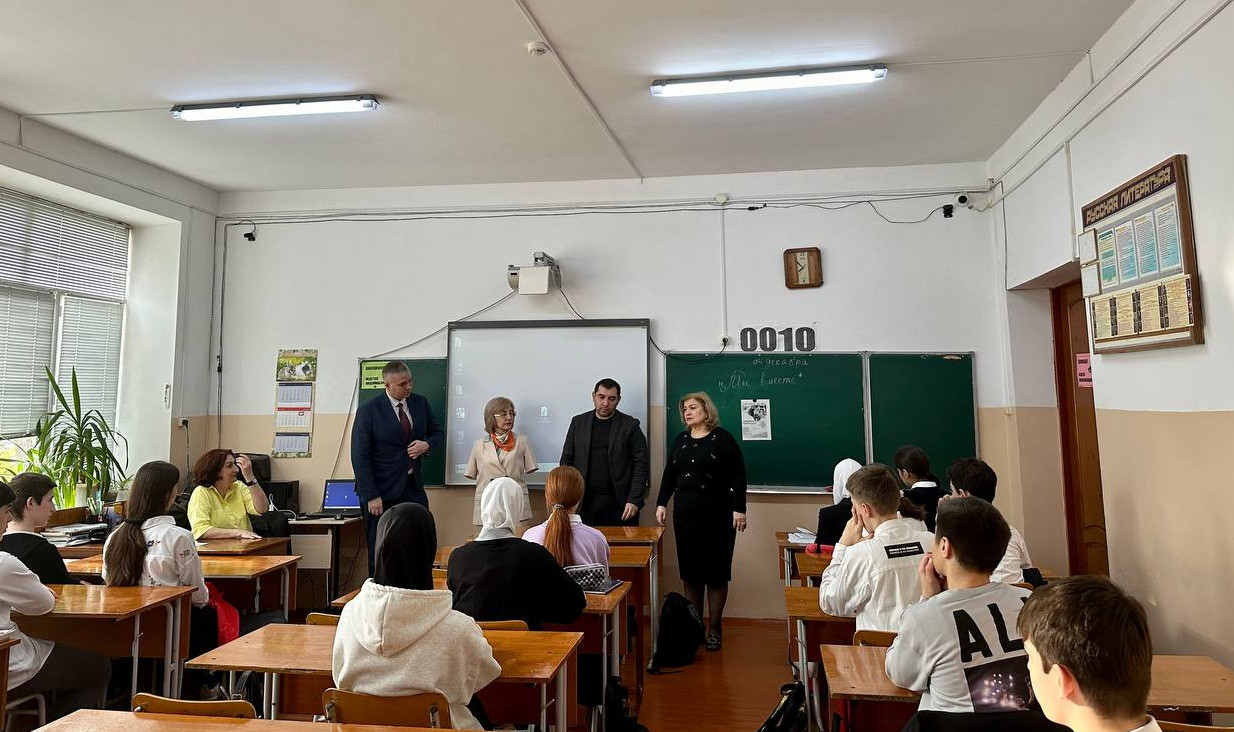 В гимназии № 13 г. Махачкалы поговорили на тему «Мы вместе»