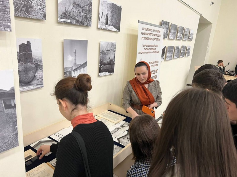 Для студентов провели экскурсию по архивным фотографиям памятников архитектуры Дагестана