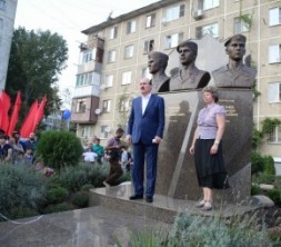 Памятник героям России из Ярославля открыли в Махачкале в День города