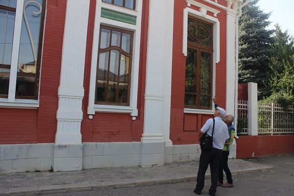 В Буйнакске Дагнаследие проверило состояние значимого объекта культурного наследия начала XX века