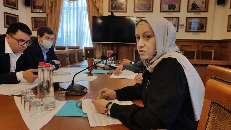Бесплатное горячее питание для школьников и проекты законов Республики Дагестан обсуждают в Комитете Народного Собрания