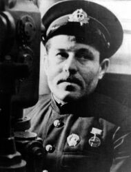Памятник в честь легендарного подводника Магомеда Гаджиева в порту Махачкалы